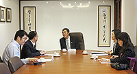 中大校長沈祖堯教授（中）與華中科技大學副校長駱清銘教授（左二）商討交流合作事宜